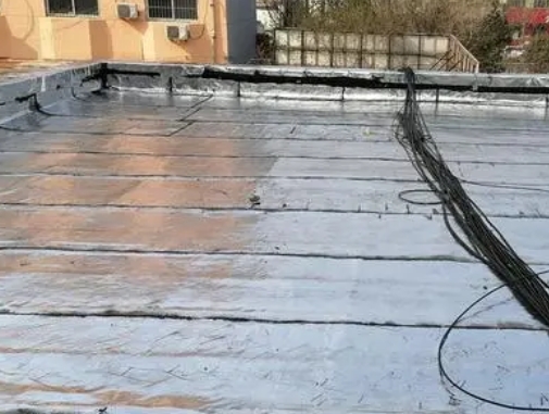 上蔡卫生间漏水维修公司分享下上蔡屋面楼顶防水刚性防水层施工要点。