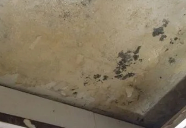 上蔡阳台漏水维修公司分享下上蔡卫生间渗水维修需要注意哪些问题。